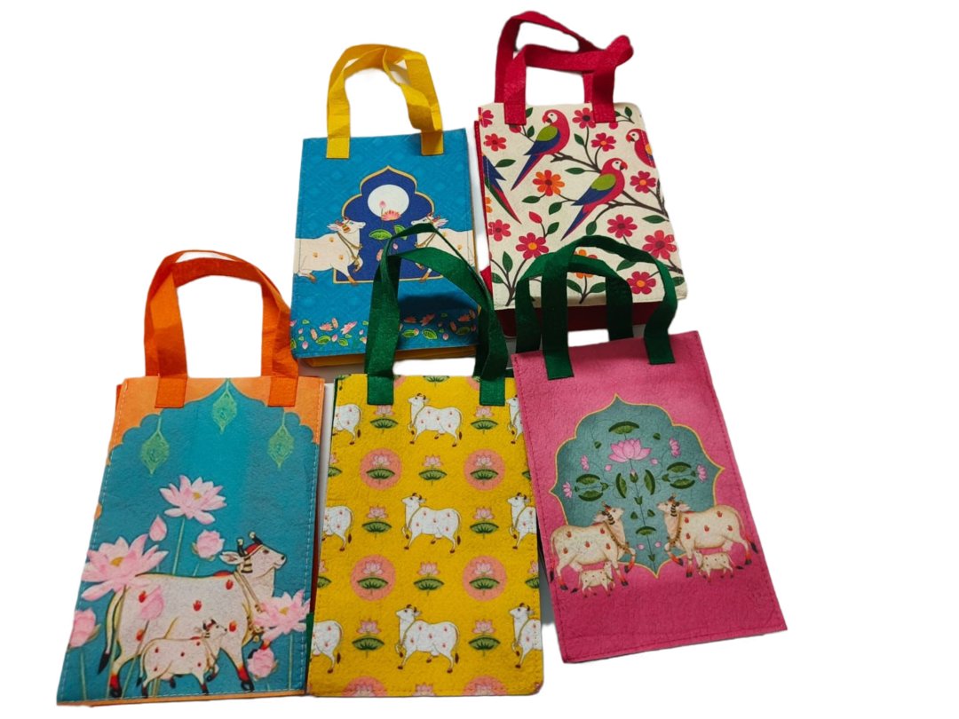 Festive Combo Gift Set | 5 Printed Metal Pillar Jars + Felt Bags